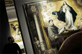 Un joven observa la obra ‘La Inmaculada Concepción con fray Juan de Quirós’