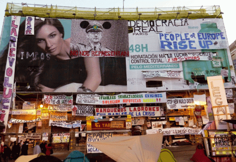 jóvenes indignados movimiento 15M 2011 acampada en la Puerta del Sol