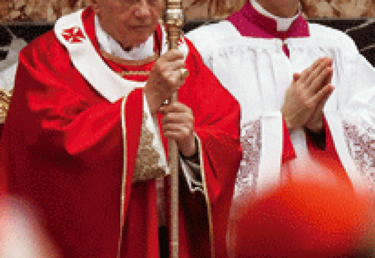 Papa Benedicto XVI en la misa de difuntos 2011