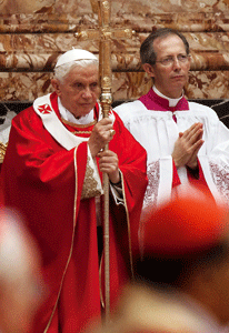 Papa Benedicto XVI en la misa de difuntos 2011