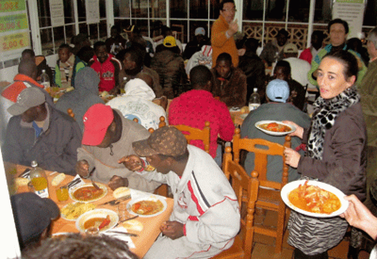 voluntarios cristianos en un comedor solidario