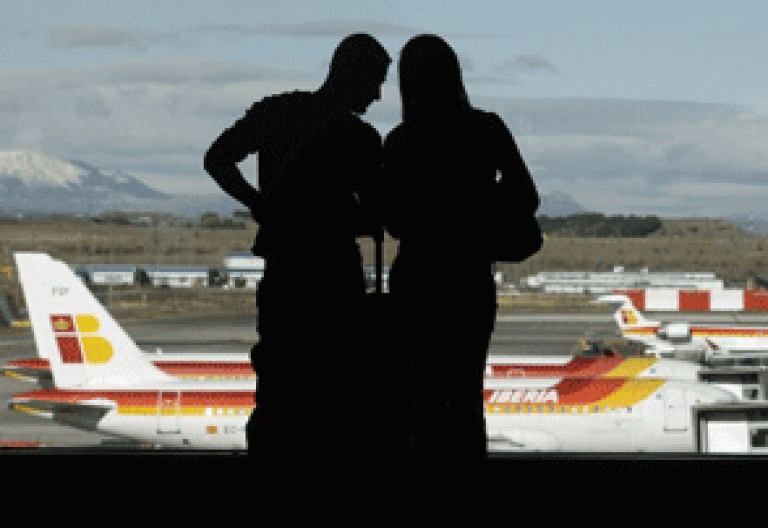 jóvenes esperando avión en el aeropuerto