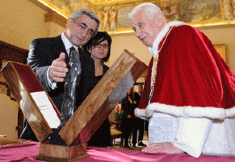 papa Benedicto XVI con el presidente de Armenia Serzh Sargsyan