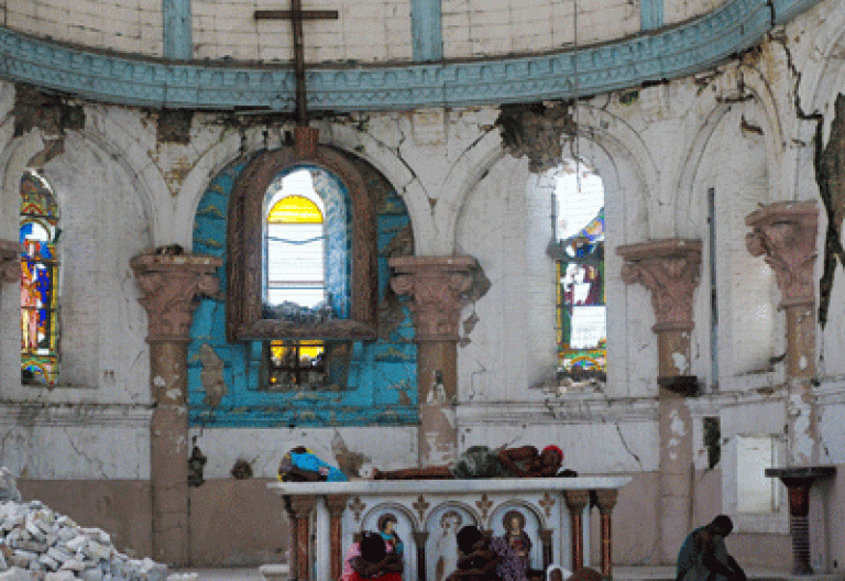 Haití víctimas de terremoto rezan en una iglesia