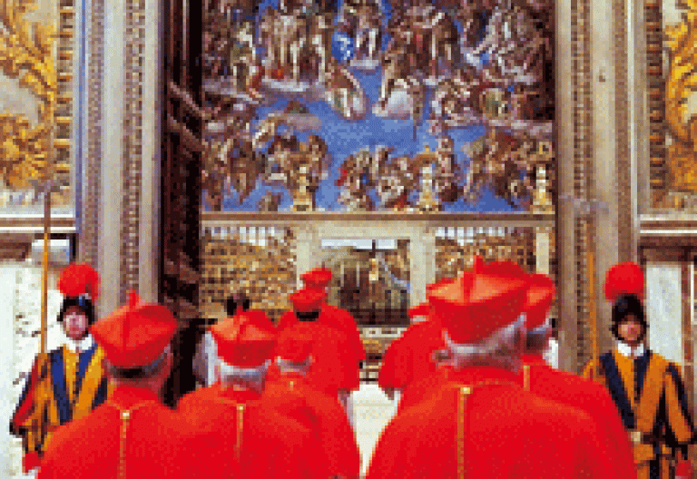 grupo de cardenales entra en la Capilla Sixtina para celebrar un cónclave