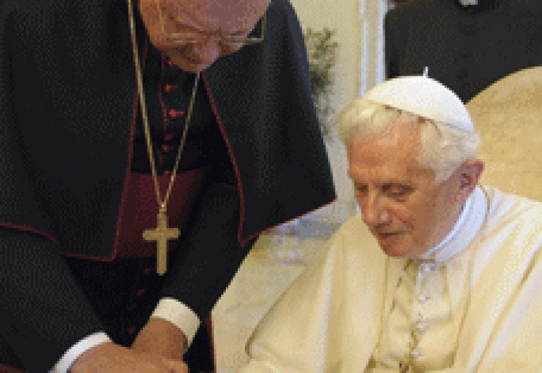 papa Benedicto XVI usando un iPad