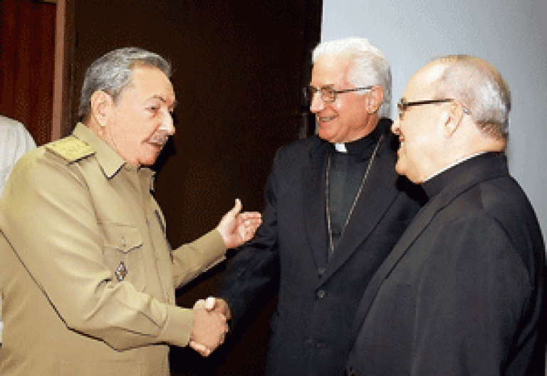 Raúl Castro saluda a Dionisio García delante del cardenal Jaime Ortega