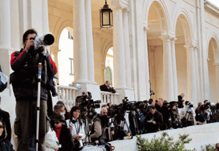 periodistas cubren noticias información religiosa