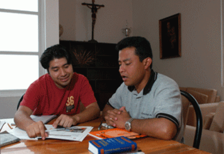 dos seminaristas de México estudiando