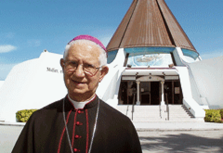 Agustín Román, obispo auxiliar emérito de Miami, murió en 2012