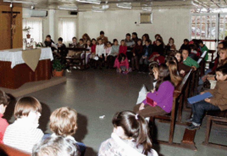 niños en catequesis con sus familias