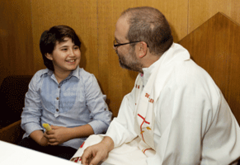 niña con un sacerdote en catequesis para Primera Comunión