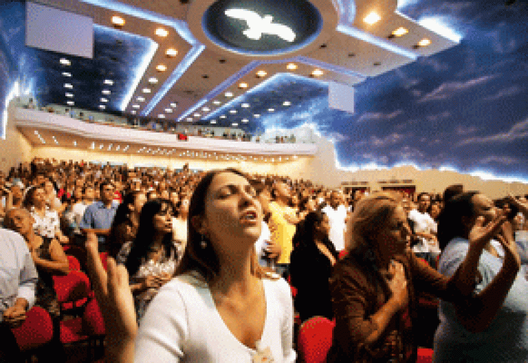 cristianos evangélicos en Brasil rezando