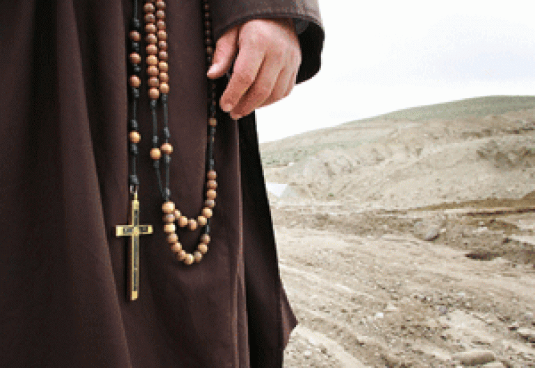 hábito de un monje con rosario