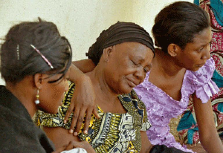 mujeres africanas llorando