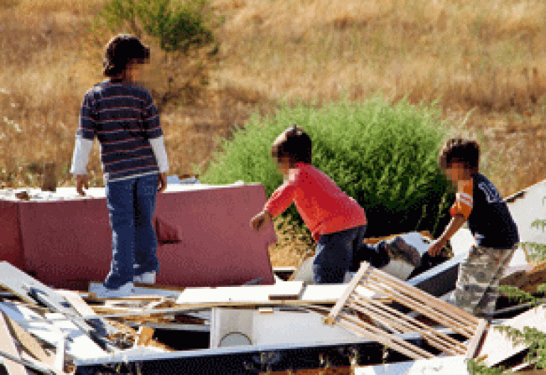 niños pobres gitanos en la calle