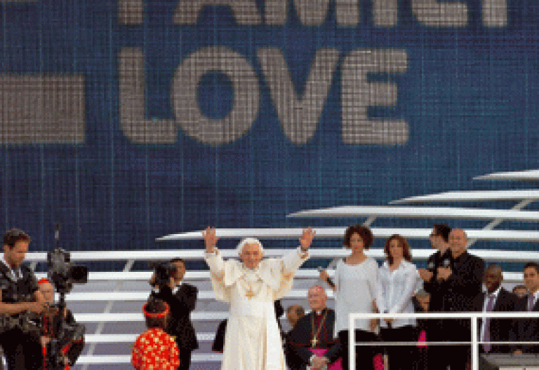 papa Benedicto XVI en VII Encuentro Mundial Familias Milán