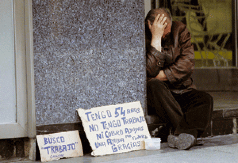 un hombre sin trabajo ni ingresos pidiendo en la calle