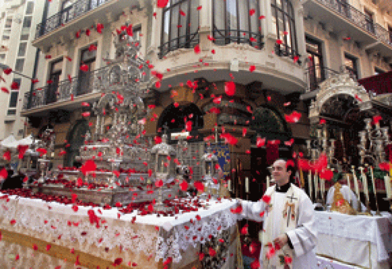 procesión del Corpus Christi flores a la custodia