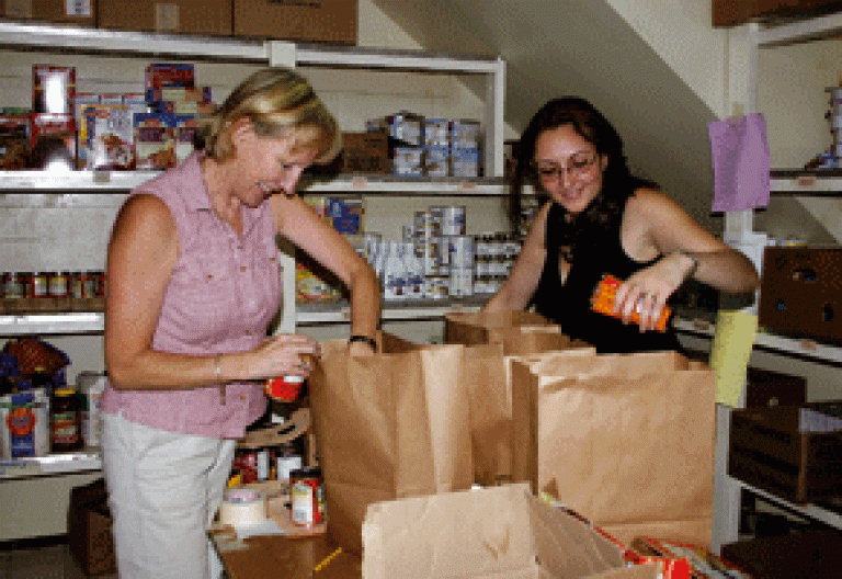 voluntarias de Cáritas preparan paquetes de comida