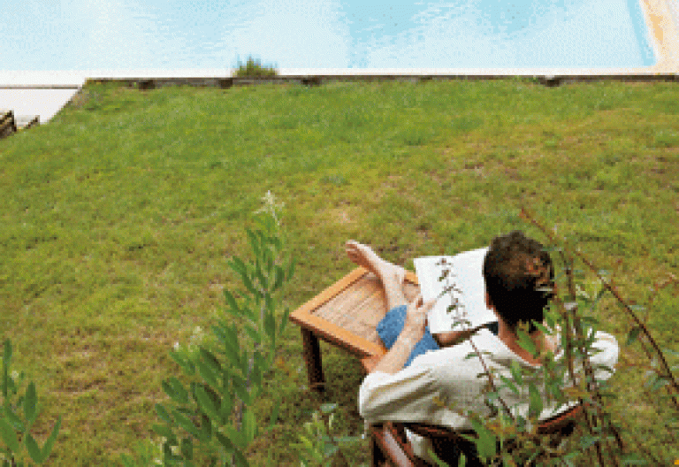 hombre leyendo delante de una piscina