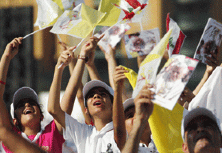 visita papa Benedicto XVI Líbano jóvenes con banderas