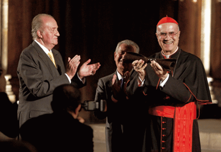 cardenal Tarcisio Bertone recibe Premio Internacional Conde de Barcelona de manos del