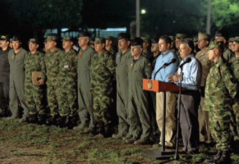 Juan Manuel Santos, presidente de Colombia, ante el Ejército