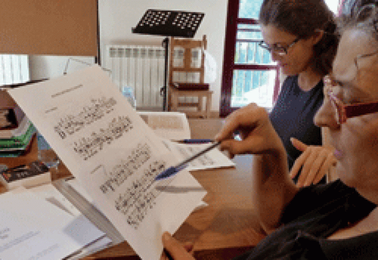 dos chicas ensayando música con una partitura