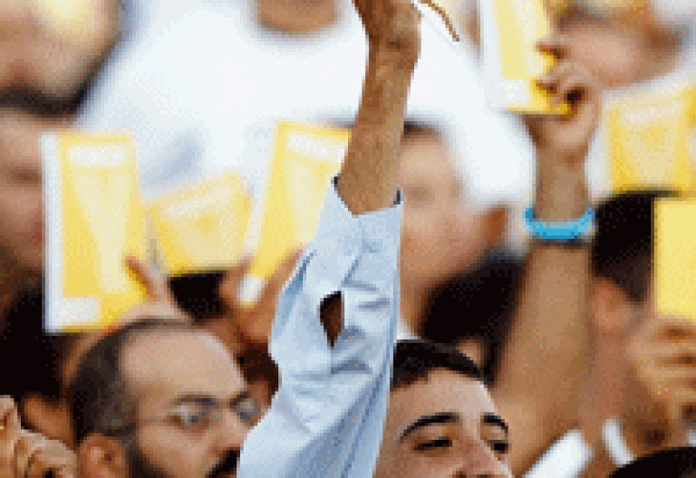 viaje del papa Benedicto XVI a Líbano, joven con bandera y YouCat