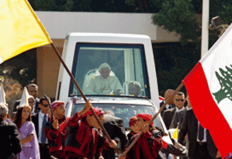 papa Benedicto XVI en Líbano, papamovil bandera vaticana y libanesa