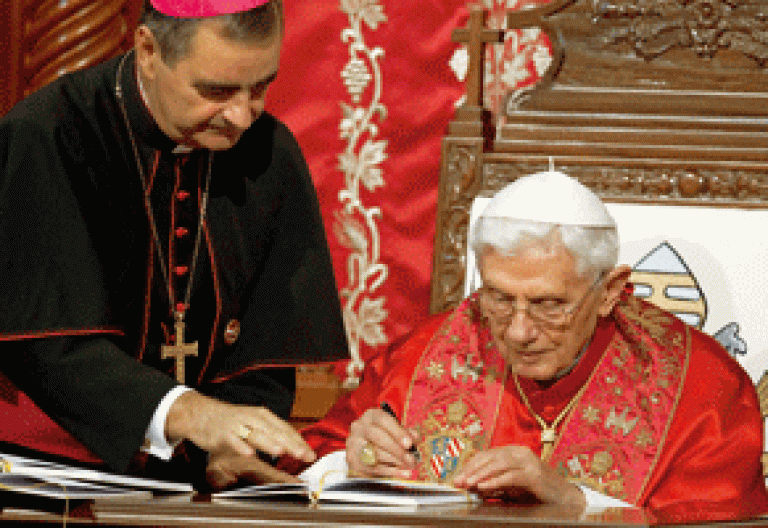 papa Benedicto XVI en Líbano firma la exhortación apostólica postsinodal Ecclesia in Medio Oriente