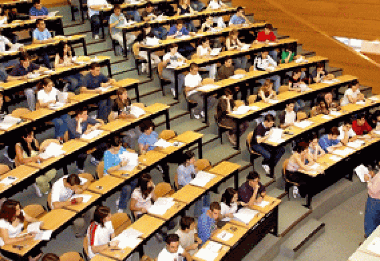 grupo de alumnos estudiantes en la universida