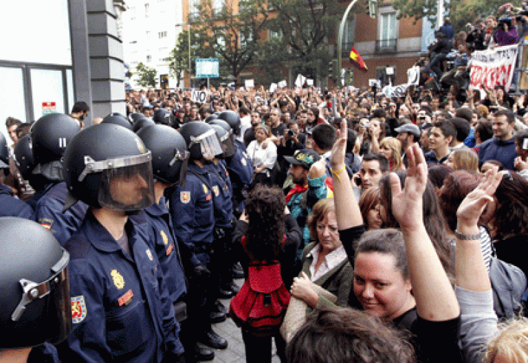 multitud de personas protestan contra los recortes por la crisis y la gestión de los políticos