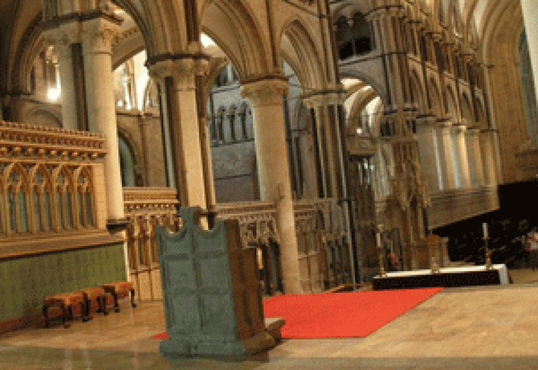 sillón del obispo en la catedral