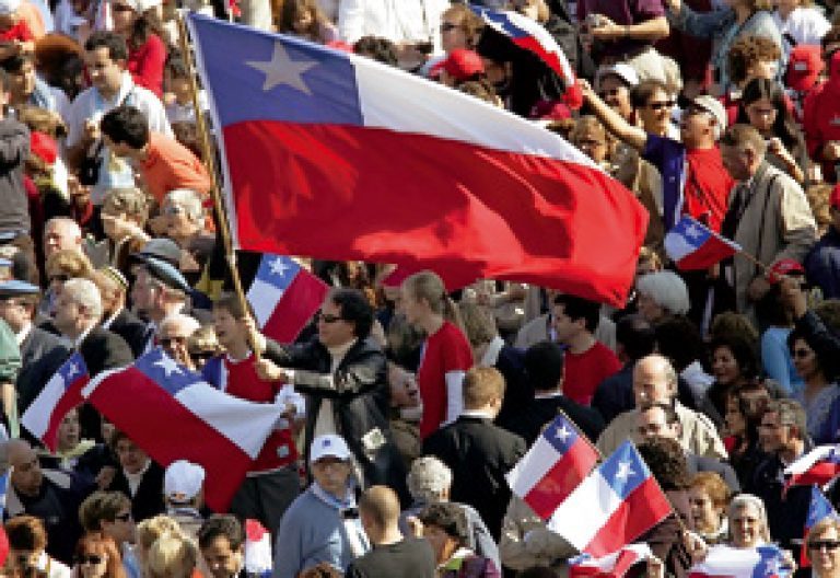 grupo de personas chilenas con banderas