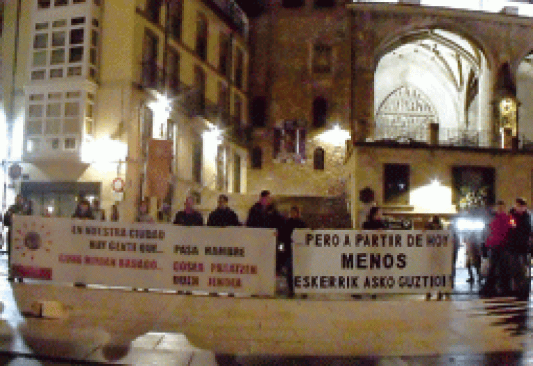 protesta a favor de un comedor benéfico en Vitoria