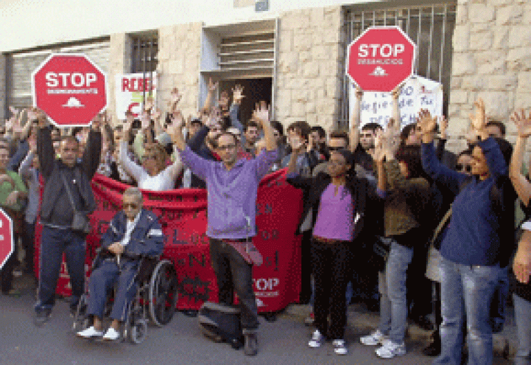 Stop desahucios grupo de gente protestando en la calle