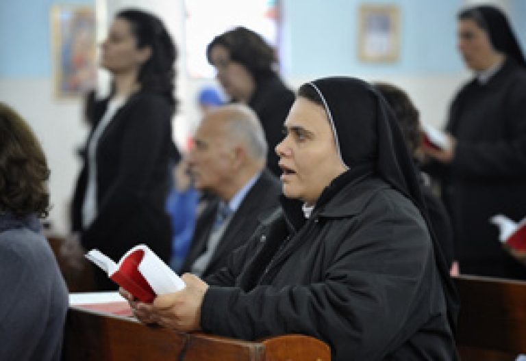 religiosa cristiana en una misa en Gaza