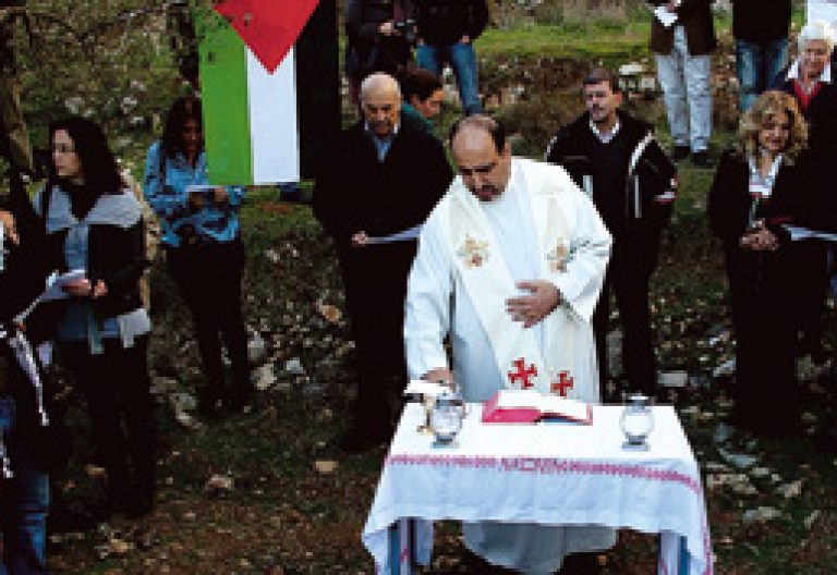 Padre Ibrahim parroco catolico en Beit Jala, en misa en Cremisán