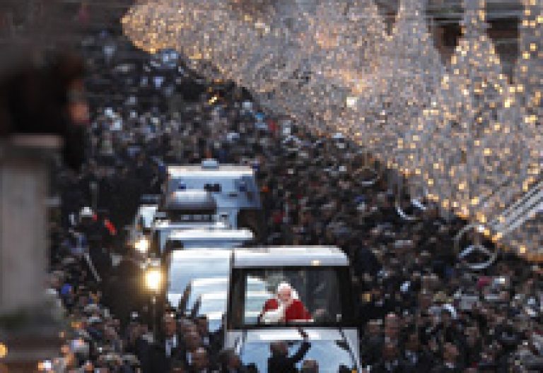 Benedicto XVI en papamovil en Roma celebración Inmaculada Concepción 2012