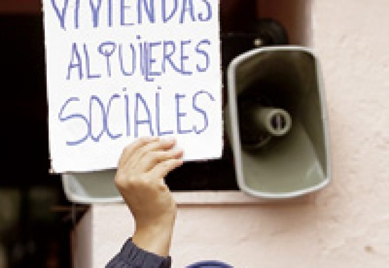 mujer inmigrante protesta y pide ayudas a la vivienda y alquiler social