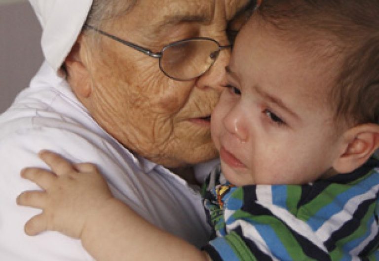 religiosa abraza a un bebé que llora