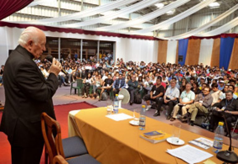 obispo de Santiago de Chile Ricardo Ezzati en primer Congreso Jóvenes Católicos Chile