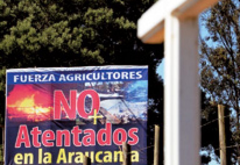 cartel contra los atentados al pueblo mapuche en la Araucanía chilena