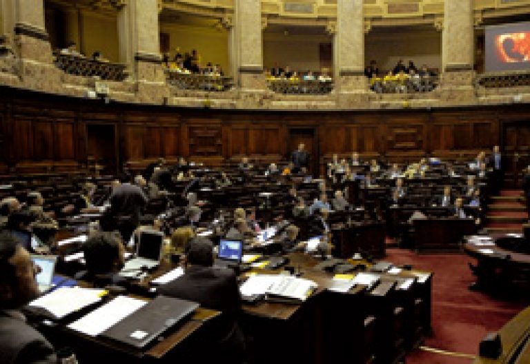 parlamento uruguay el 17 octubre 2012 aprobación ley del aborto