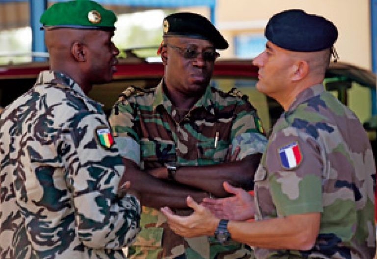 soldados de Francia y Malí cooperan en la intervención contra los extremistas