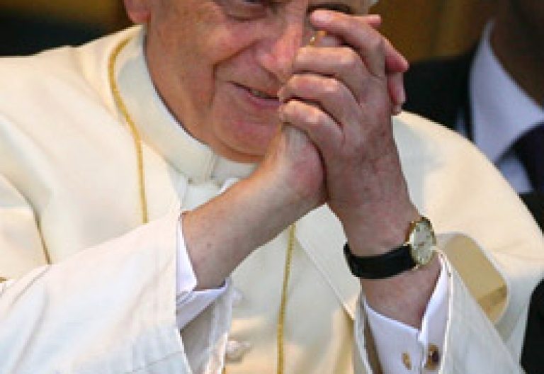papa Benedicto XVI gesto agradecimiento