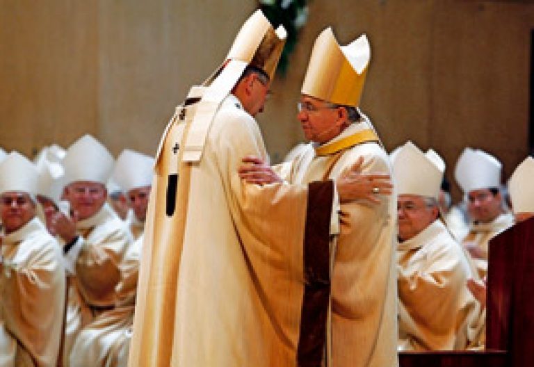 cardenal Roger Mahony y su sucesor obispo de Los Ángeles José H. Gómez