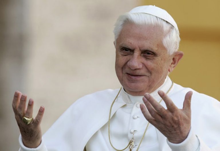 papa Benedicto XVI gesto de acogida